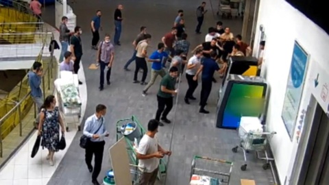 Камеры зафиксировали массовую драку в московском ТЦ