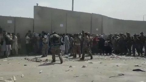 Кабул: американцы разгоняют афганцев ночью, талибы – днем