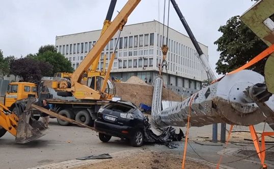 Ещё не упал: В Ужгороде наклонился новый флагшток за 6 млн