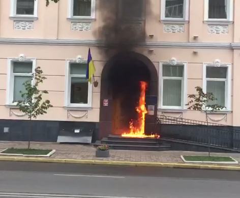 В Киеве неизвестный бросил коктейль Молотова в офис уполномоченного по правам человека Денисовой.