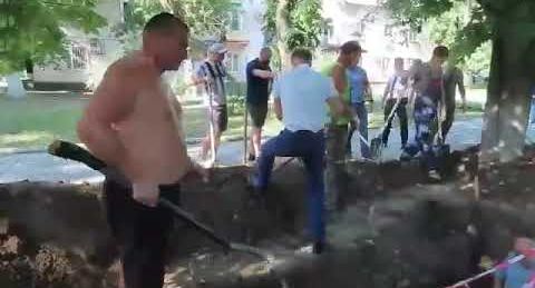 В Ростове на Дону местный кандидат от КПРФ закапывает заживо людей