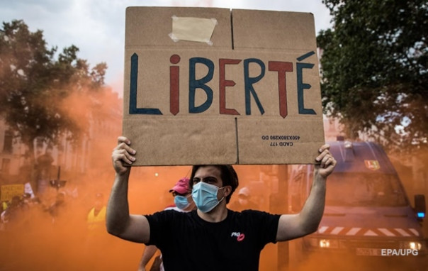 Не смотря на протесты и столкновения, во Франции значительно ограничили права непривитых