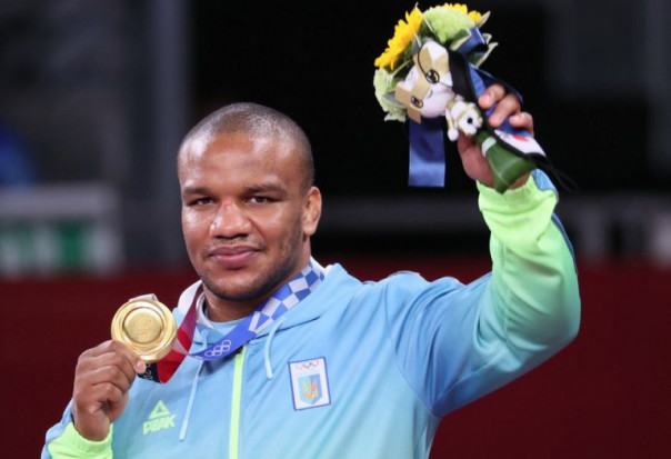 И что же спрашивает Беленюк у великой украинской пустоты?