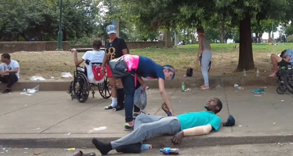 США, хмурый закат. Кругом наркоманы и бомжи