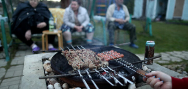 Россияне обнищали и уехали на дачу