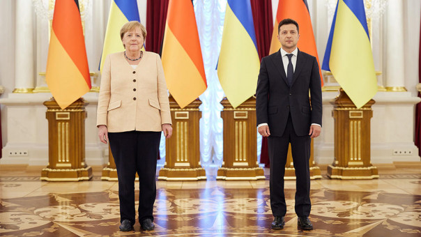 Захарова с иронией отметила отсутствие флага ЕС на встрече Меркель и Зеленского