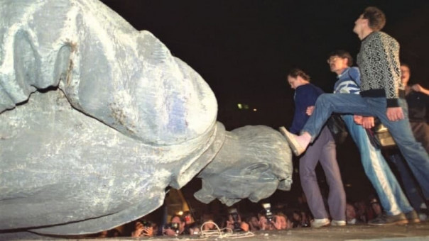 Внук Дзержинского: молодежь только ЗА вернуть памятник на Лубянку