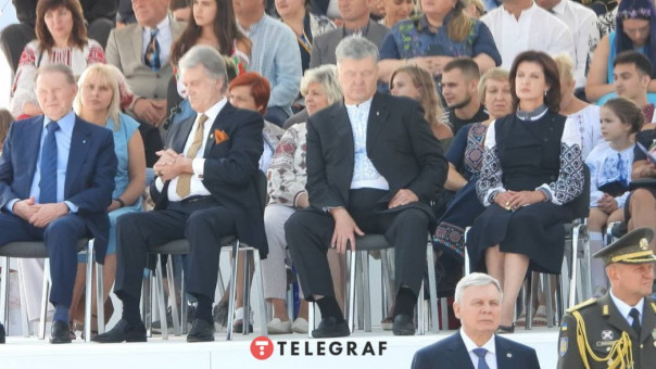 Парад "незалежности" и спящий Порошенко