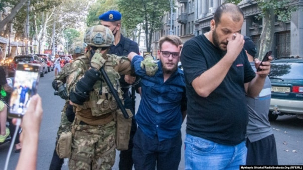 ЛГБТ-прайд в Одессе: сорван флаг ЕС с флагштока возле мэрии Одессы, драка радикалов и полиции, задержан 51 человек