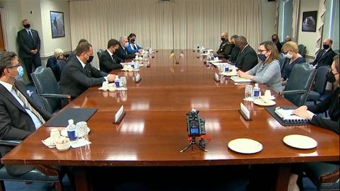 Зеленский ездит по Америке и просит у всех деньги.