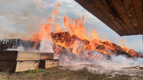 На предприятии в Иркутской области крупный пожар