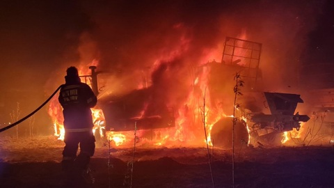 Мощный пожар на армейской автобазе в ЮАР сняли на видео