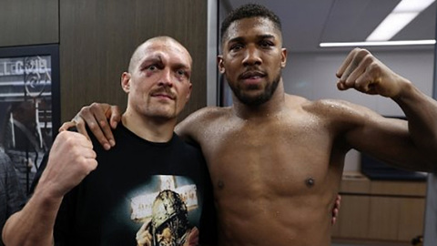 Усик отдал Джошуа завоеванные чемпионские пояса.