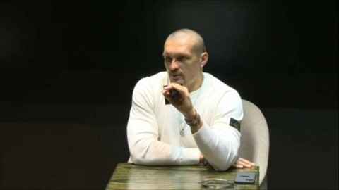 Боксёр Усик призвал не запрещать украинцам говорить по-русски