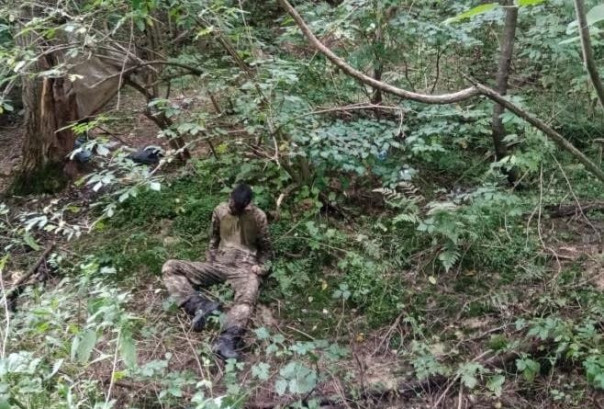 Очередной укровояка свёл счёты с жизнью (18+)