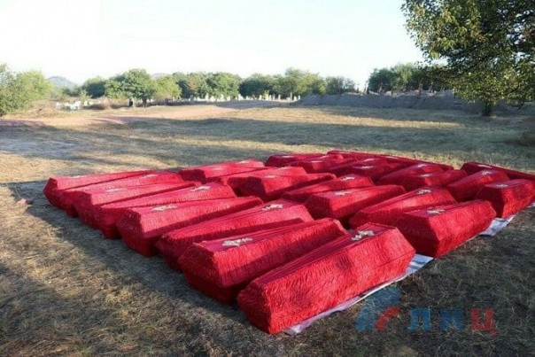 Церемония перезахоронения 28 останков жертв ВФУ прошла в прифронтовом Первомайске