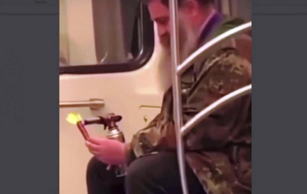 В киевском метро пассажир жарил себе сосиску прямо в вагоне