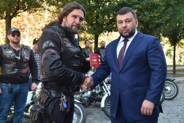 Денис Пушилин вручил паспорт гражданина ДНР Александру Залдастанову