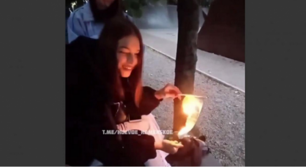 «Это не мой». В Днепропетровской области завели дело на 15-летнюю школьницу за сожжение флага Украины