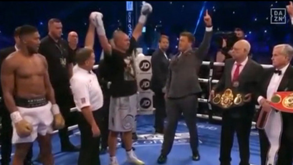 Одним боем украинец Александр Усик завоевал сразу четыре титула