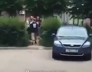 В Питере за выкрик «Слава Украине» десантник отоварил любителя Бандеры лопатой.