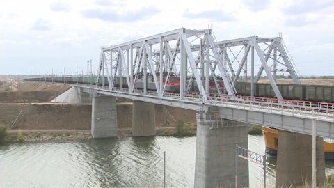 По новому мосту через Волго-Донской судоходный канал поехали поезда
