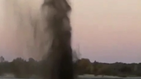 Бьющий из Волги черный фонтан сняли на видео