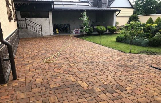 Если дом, то из пеноблока, а если дорожки — тогда только из брусчатки