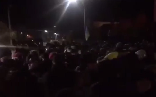 Упс. Прямо сейчас «активисты» и херои "АТО" пытаются прорваться в дом Порошенко