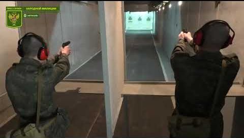 Первые 200 граждан, прошедшие обязательное обучение в Народной милиции получили военные билеты