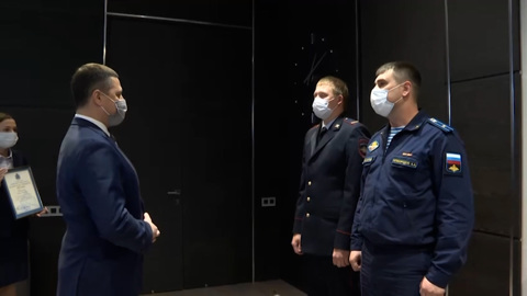 Губернатор Псковской области наградил полицейского и десантника, спасших упавшую с моста девочку