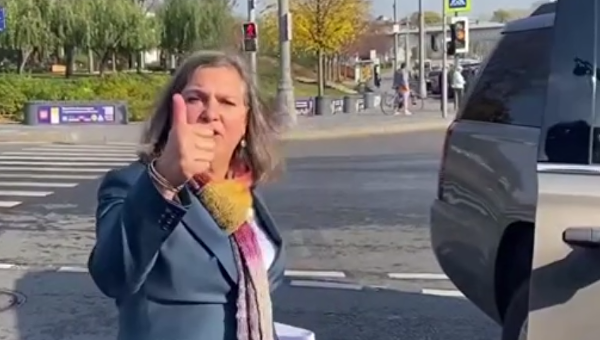 Нуланд показала палец российским журналистам - фото