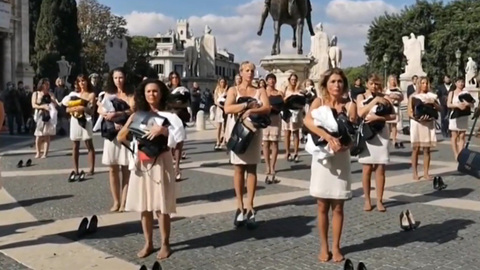 Сотрудницы Alitalia разделись в центре Рима в знак протеста