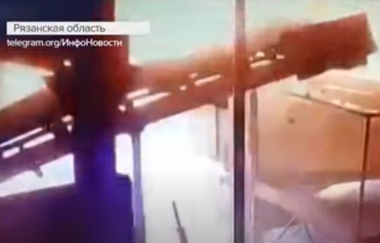 В Сети появилось видео взрыва в цеху завода в Рязанской области