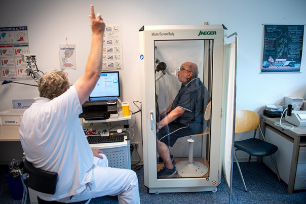 Немецкого врача уволили за критику системы здравоохранения, которую перевели на коммерческие рельсы