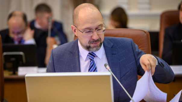 Шмыгаль анонсировал повышение зарплат врачам до 900 долларов