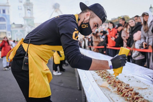 Удивительно что тризуб не выложили: на Украине приготовили самую большую в мире шаурму