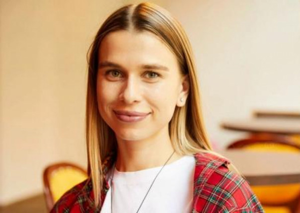 Сестру депутата Козака и невестку покойного мэра Харькова Кернеса обвинили в ненависти к Украине за фото у Кремля и анекдот