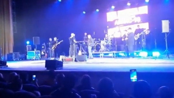 Основатель группы "Ляпис Трубецкой" подрался на сцене со зрителем своего концерта