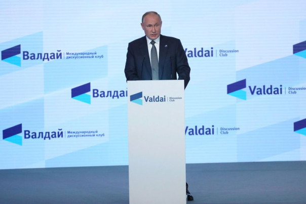 Путин пообещал усовершенствовать закон об иноагентах