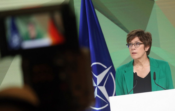 Не понимаешь в военке – не лезь. Глава Бундесвера снова «отличилась»