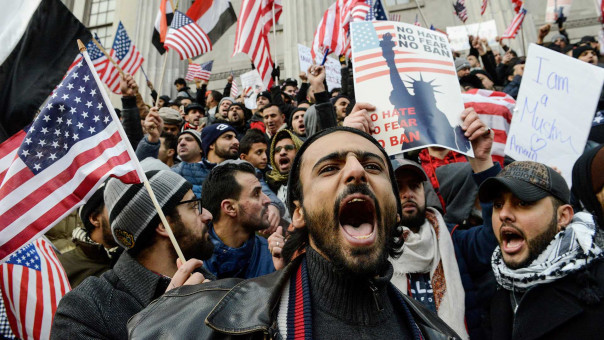 Байден отдал США на растерзание мигрантов, а сам спрятался за стену