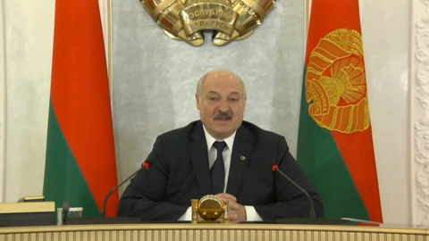 Лукашенко пожаловался, что Путин не взял его в Крым.