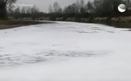 Днепр покрылся белой пеной