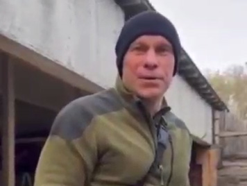 Кива с автоматом в руках поздравил украинцев с Днём освобождения Киева