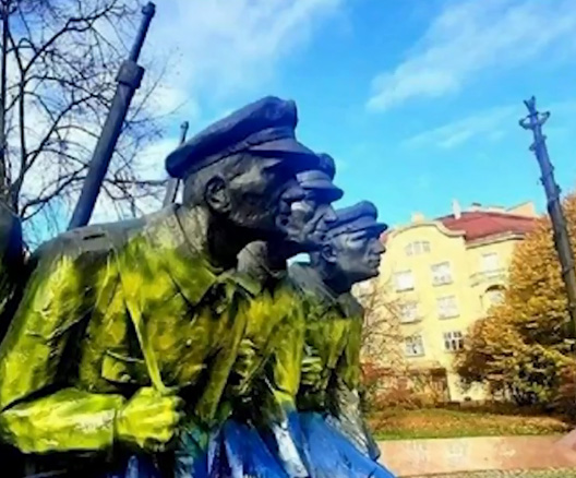 Украинские националисты добрались до памятников Польши