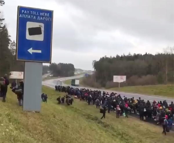 Многочисленная группа беженцев движется к границе Белоруссии с Польшей