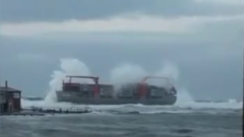 У берегов Приморья иностранный контейнеровоз сел на мель и переломился