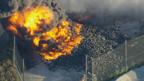 Крупный пожар возник на перерабатывающем заводе в Филадельфии