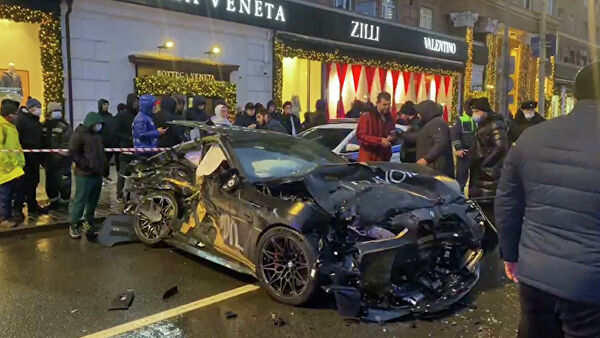 Популярный автоблогер протаранил три иномарки на Кутузовском проспекте и погиб